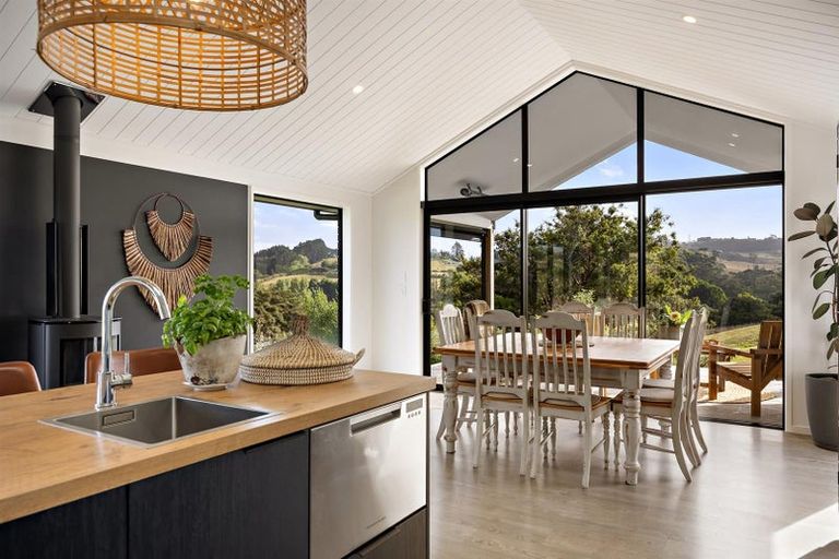 Photo of property in 1056 Peak Road, Helensville, 0875