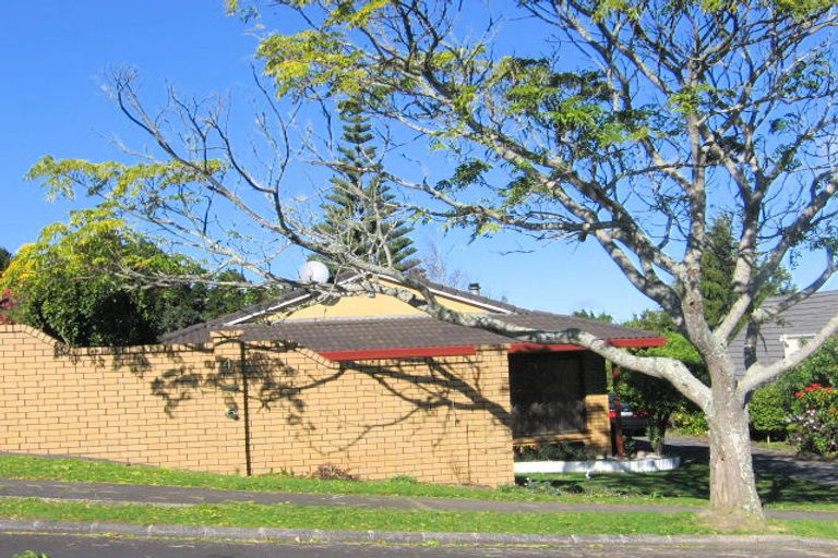 Photo of property in 4 Kingsclere Place, Goodwood Heights, Auckland, 2105