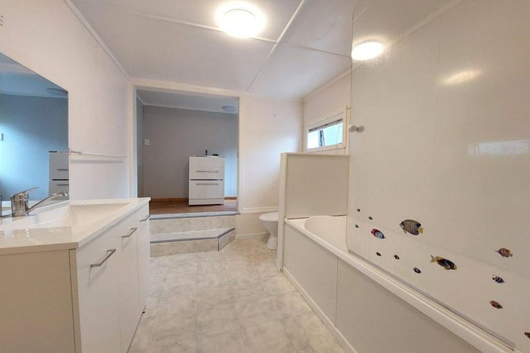 Photo of property in 56 Sherwood Avenue, Te Atatu South, Auckland, 0610