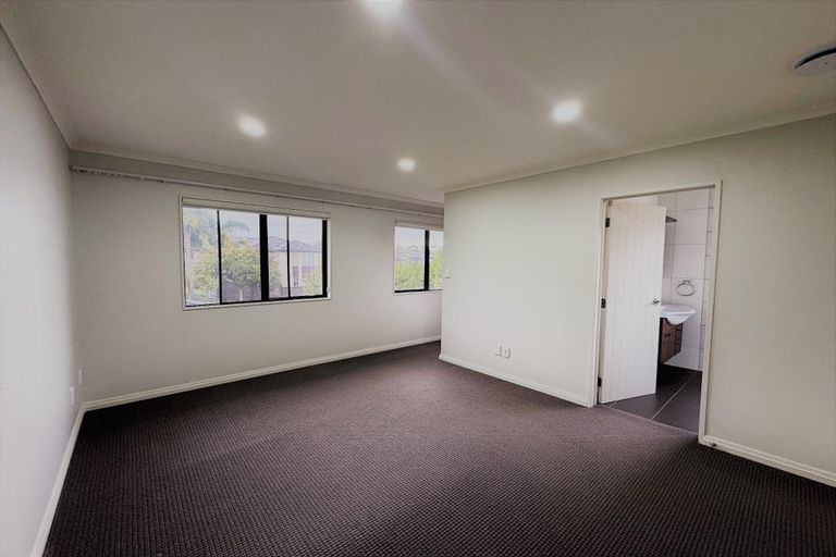 Photo of property in 21 Springvale Drive, Fairview Heights, Auckland, 0632