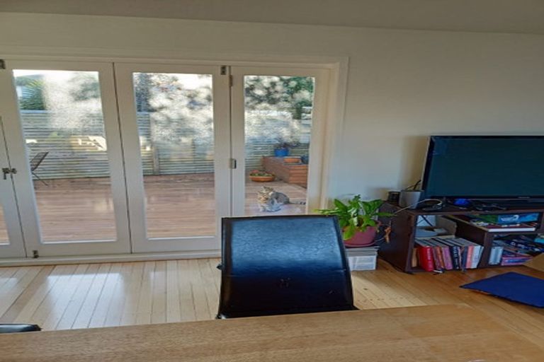 Photo of property in 13 Raleigh Road, Northcote, Auckland, 0627