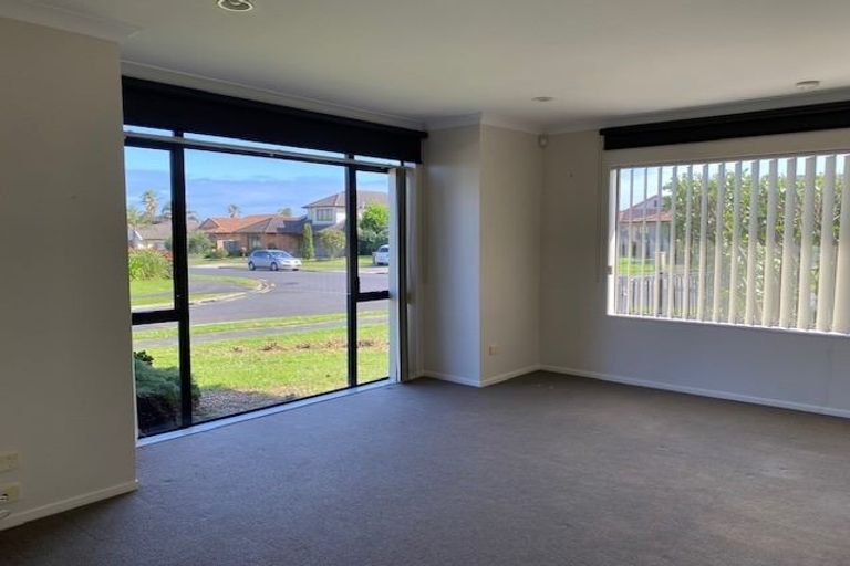 Photo of property in 2 Lissleton Drive, East Tamaki, Auckland, 2013