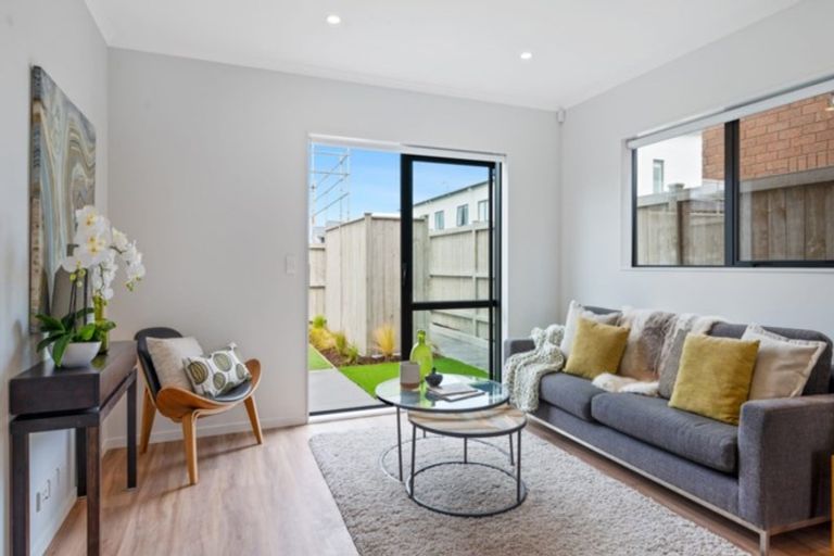 Photo of property in 37 Pepene Avenue, Takanini, 2112