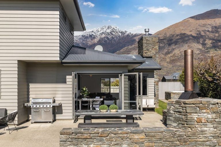 Photo of property in 9 Bridesdale Drive, Lake Hayes, Queenstown, 9304