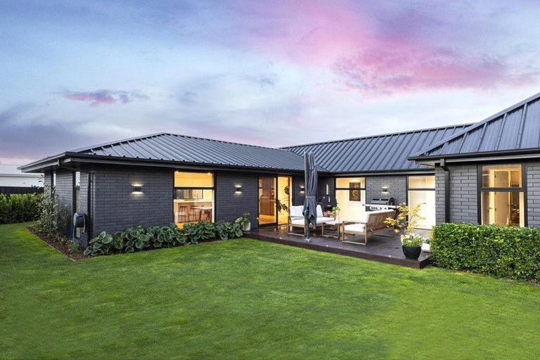 Photo of property in 7 Winning Post Place, Halswell, Christchurch, 8025