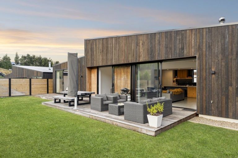 Photo of property in 7 Fern Burn Close, Wanaka, 9305