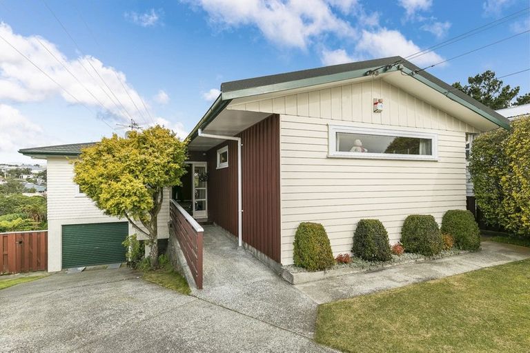 Photo of property in 31 Brooker Grove, Newlands, Wellington, 6037