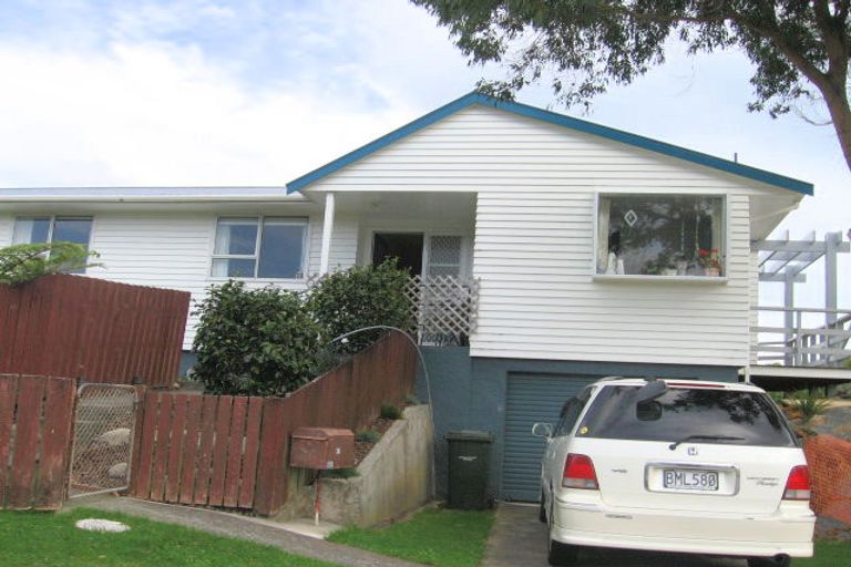 Photo of property in 24 Bartlett Grove, Tawa, Wellington, 5028