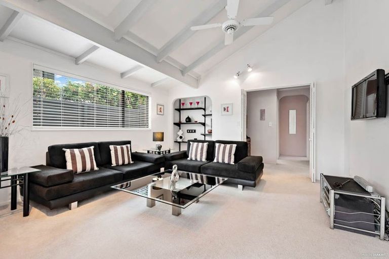 Photo of property in 2/17 Pax Avenue, Forrest Hill, Auckland, 0620