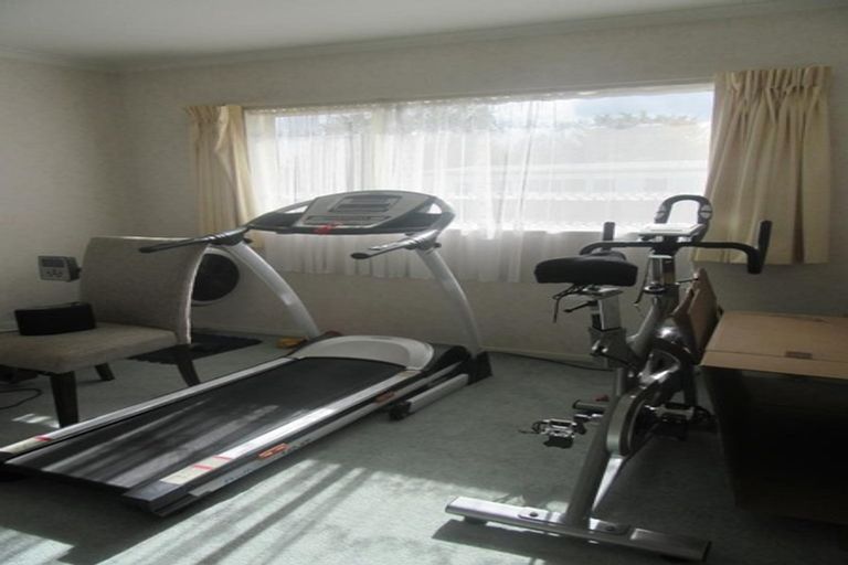 Photo of property in 31 Ray Small Drive, Papakura, 2110