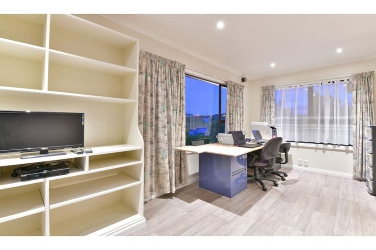 Photo of property in 13 Quo Vadis Place, Red Beach, 0932