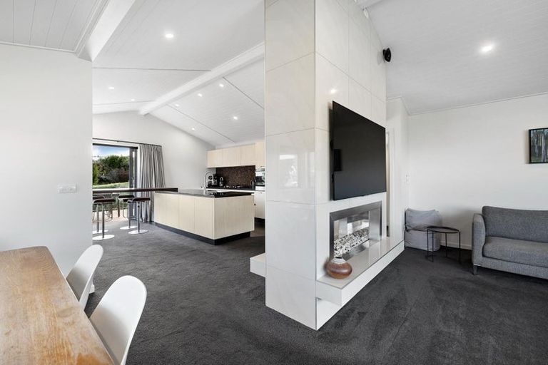 Photo of property in 23 Cedar Drive, Kelvin Heights, Queenstown, 9300