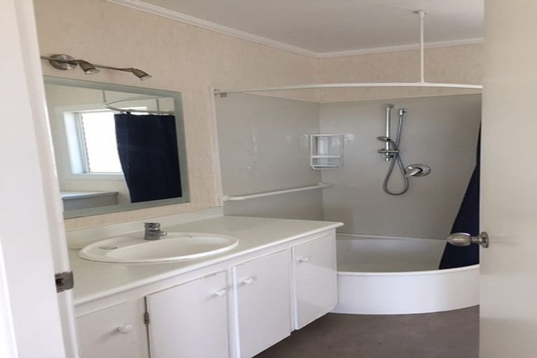 Photo of property in 2/130 Rangatira Road, Beach Haven, Auckland, 0626