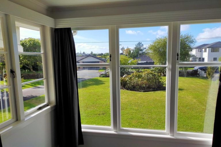 Photo of property in 7 Neil Avenue, Te Atatu Peninsula, Auckland, 0610