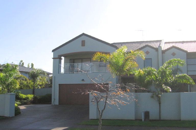 Photo of property in 5 Gillett Place, Botany Downs, Auckland, 2014
