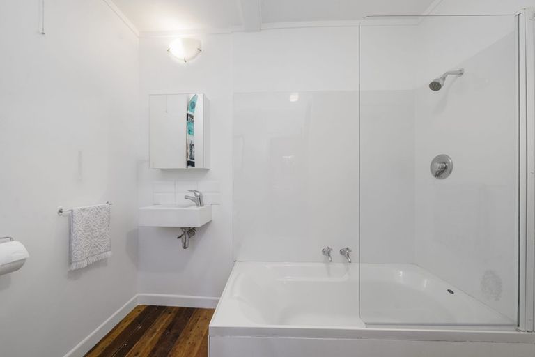 Photo of property in 49 Airlie Road, Plimmerton, Porirua, 5026