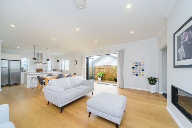 Photo of property in 114 Johnstone Drive, Fitzherbert, Palmerston North, 4410