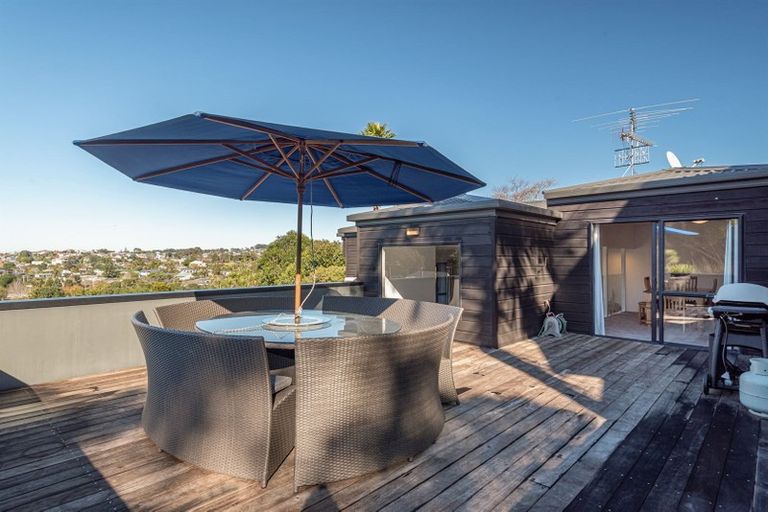 Photo of property in 2/53 Seaton Road, Murrays Bay, Auckland, 0630