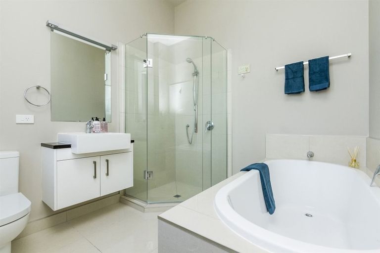 Photo of property in 2/304 Beach Road, Campbells Bay, Auckland, 0630