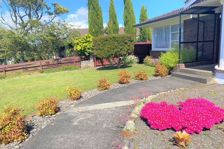 Photo of property in 49 Tupaki Place, Pakuranga Heights, Auckland, 2010