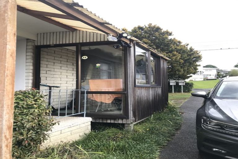 Photo of property in 1/15 Woodall Place, Totara Vale, Auckland, 0627