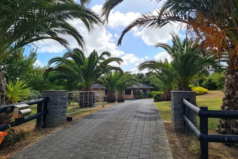 Photo of property in 10 Gleaming Place, Waiuku, 2123