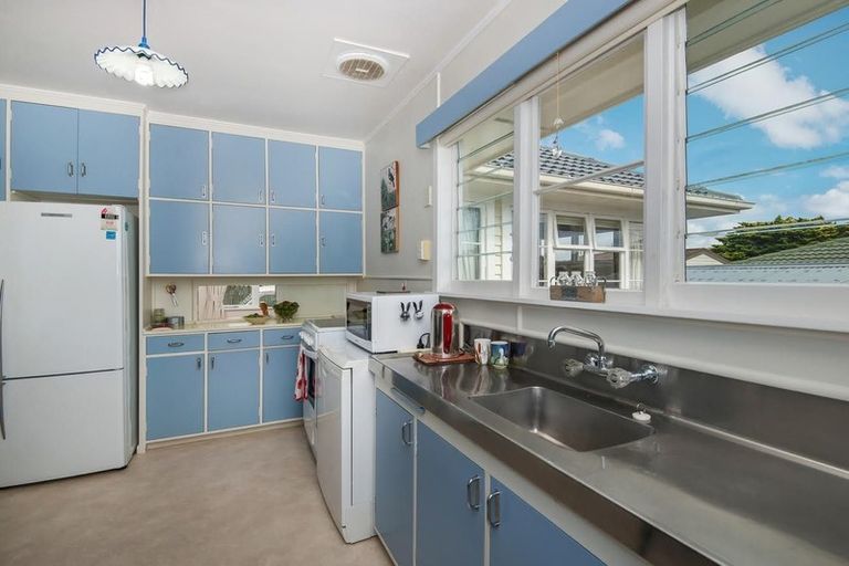 Photo of property in 2/37 Shakespeare Road, Milford, Auckland, 0620