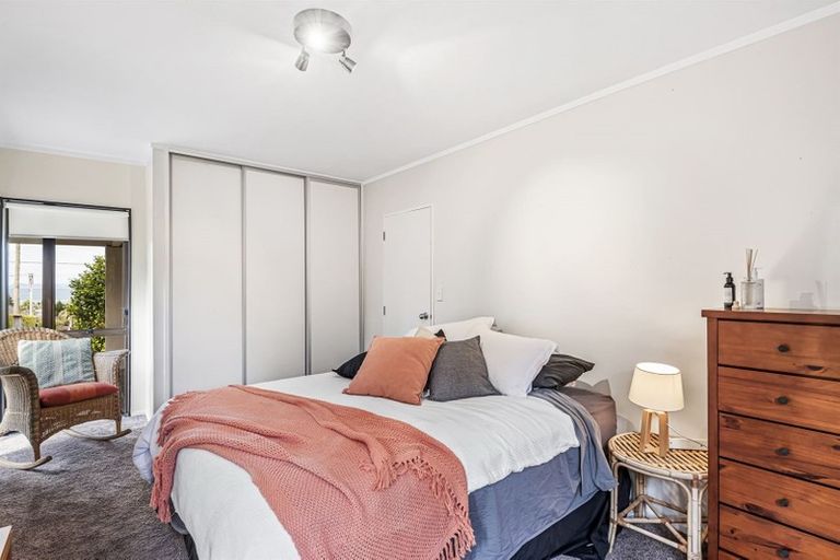 Photo of property in 2/72 Gulf View Road, Murrays Bay, Auckland, 0630