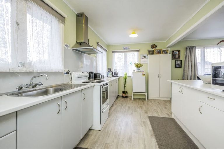 Photo of property in 12 Kerry Place, Papakura, 2110