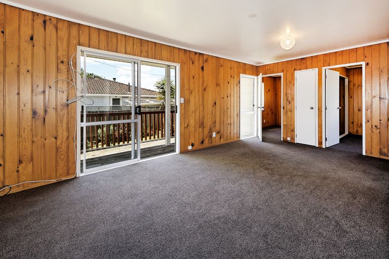 Photo of property in 2/4 Ashbourne Place, Glendene, Auckland, 0602