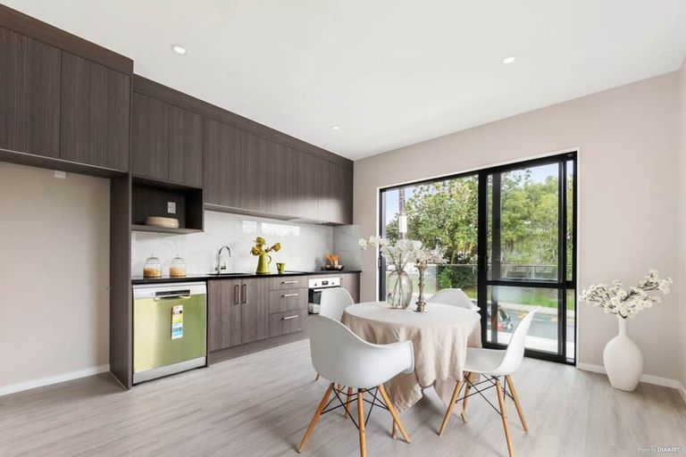 Photo of property in 2/53 Archibald Road, Kelston, Auckland, 0602