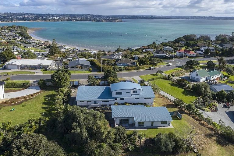 Photo of property in 4 Roberts Road, Matakatia, Whangaparaoa, 0930