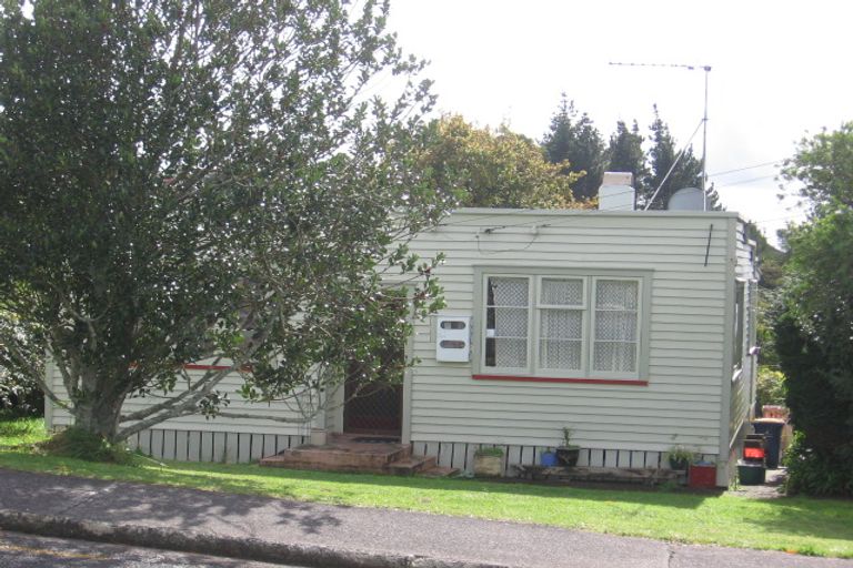 Photo of property in 20 Eastglen Road, Glen Eden, Auckland, 0602