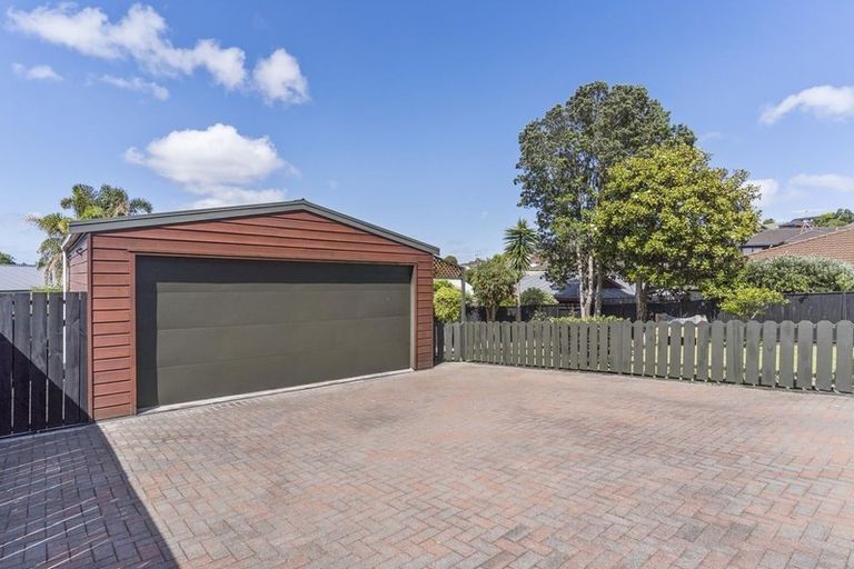 Photo of property in 6 Channing Crescent, Botany Downs, Auckland, 2010