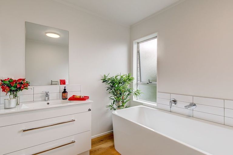 Photo of property in 10 Kahu Road, Paremata, Porirua, 5024