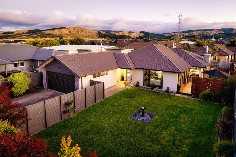 Photo of property in 3 Saint Heliers Grove, Fitzherbert, Palmerston North, 4410