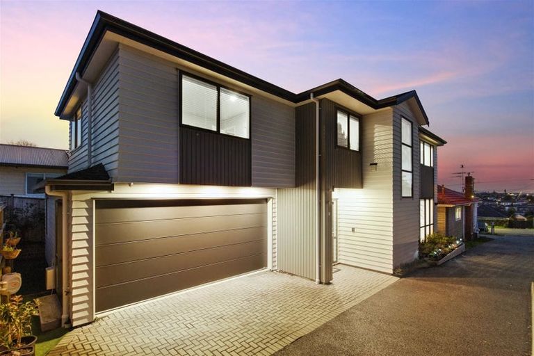 Photo of property in 144a Hutchinson Avenue, New Lynn, Auckland, 0600