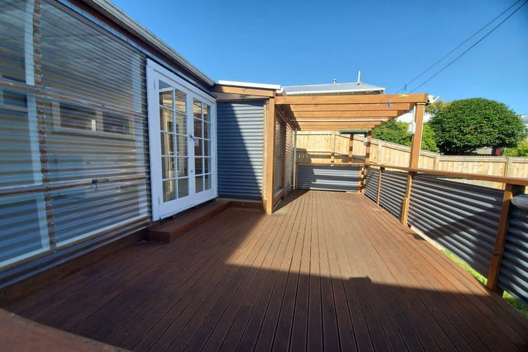 Photo of property in 18 Somerset Avenue, Newtown, Wellington, 6021