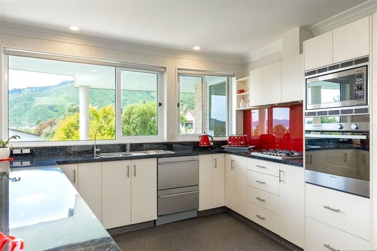 Photo of property in 8 Ranui Street, Waikawa, Picton, 7220