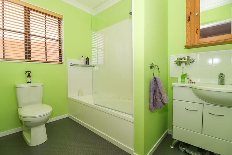 Photo of property in 16 La Lena Grove, Fitzherbert, Palmerston North, 4410