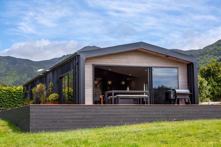 Photo of property in 52 Cross Creek Road, Western Lake, Featherston, 5773