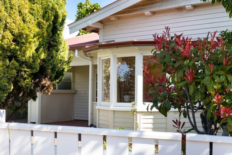 Photo of property in 2 Roslyn Road, Bluff Hill, Napier, 4110