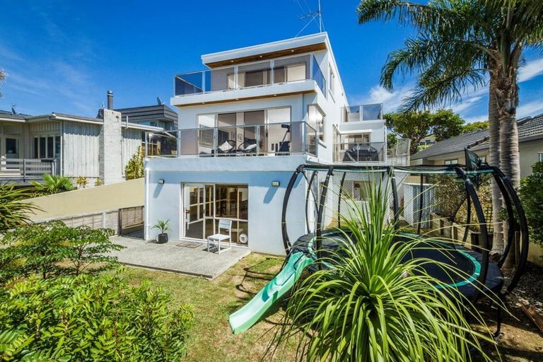 Photo of property in 1/25 Churchill Road, Murrays Bay, Auckland, 0630