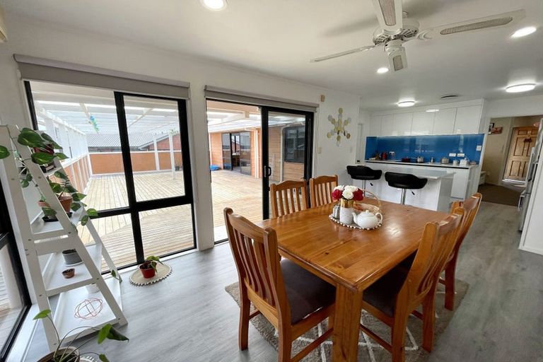 Photo of property in 5 Avonleigh Road, Green Bay, Auckland, 0604