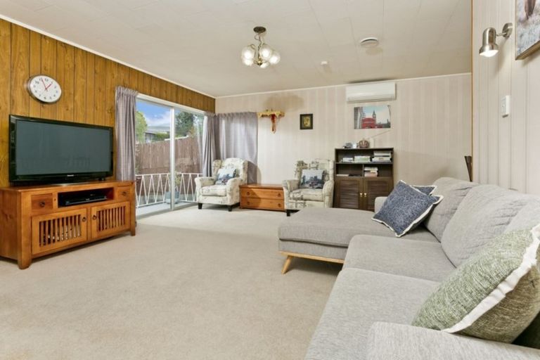 Photo of property in 16 Lavery Place, Sunnynook, Auckland, 0632