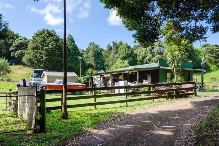 Photo of property in 136 Horsman Road, Waitakere, Henderson, 0782
