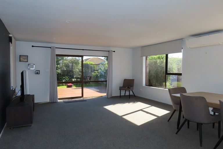 Photo of property in 2/6 Florance Place, Parklands, Christchurch, 8083