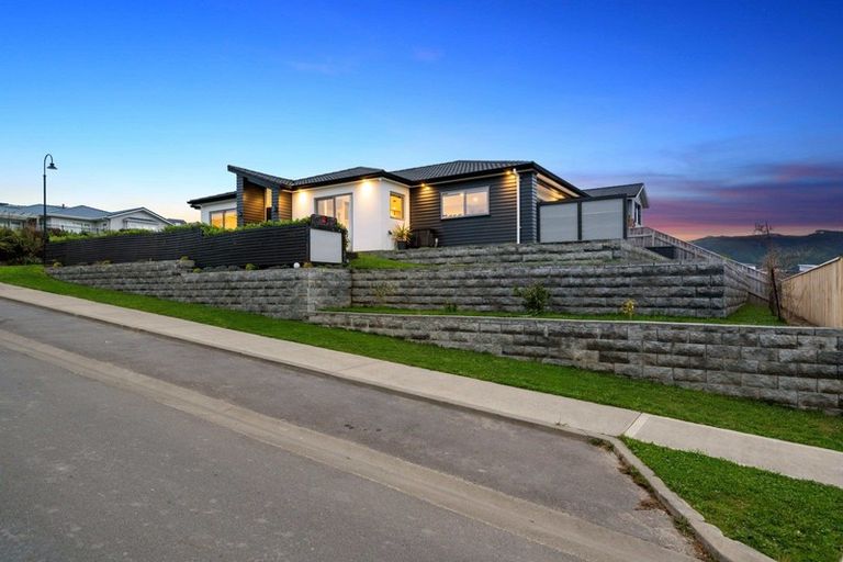 Photo of property in 2 Ihakara Arthur Lane, Aotea, Porirua, 5024