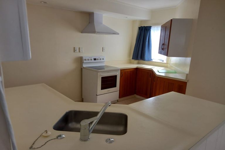 Photo of property in 2/15 Apu Crescent, Lyall Bay, Wellington, 6022