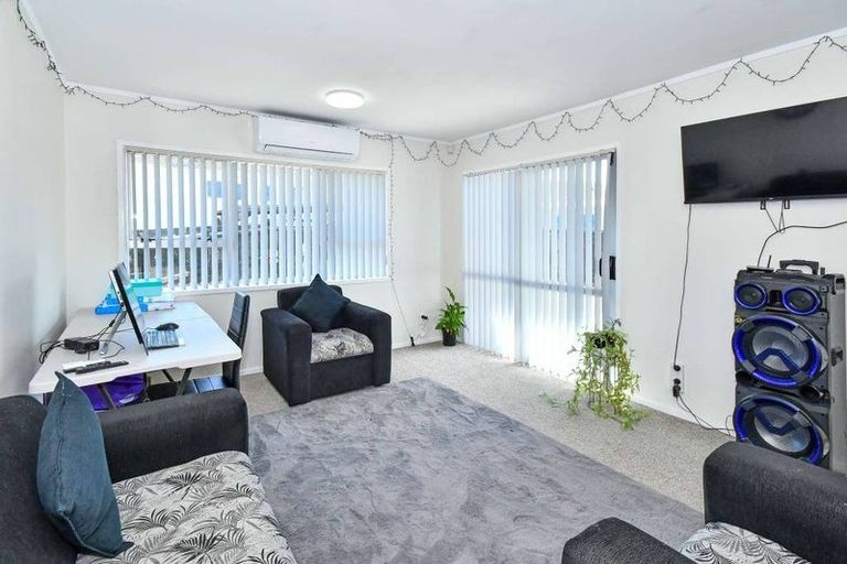 Photo of property in 2/3 Secretariat Place, Randwick Park, Auckland, 2105